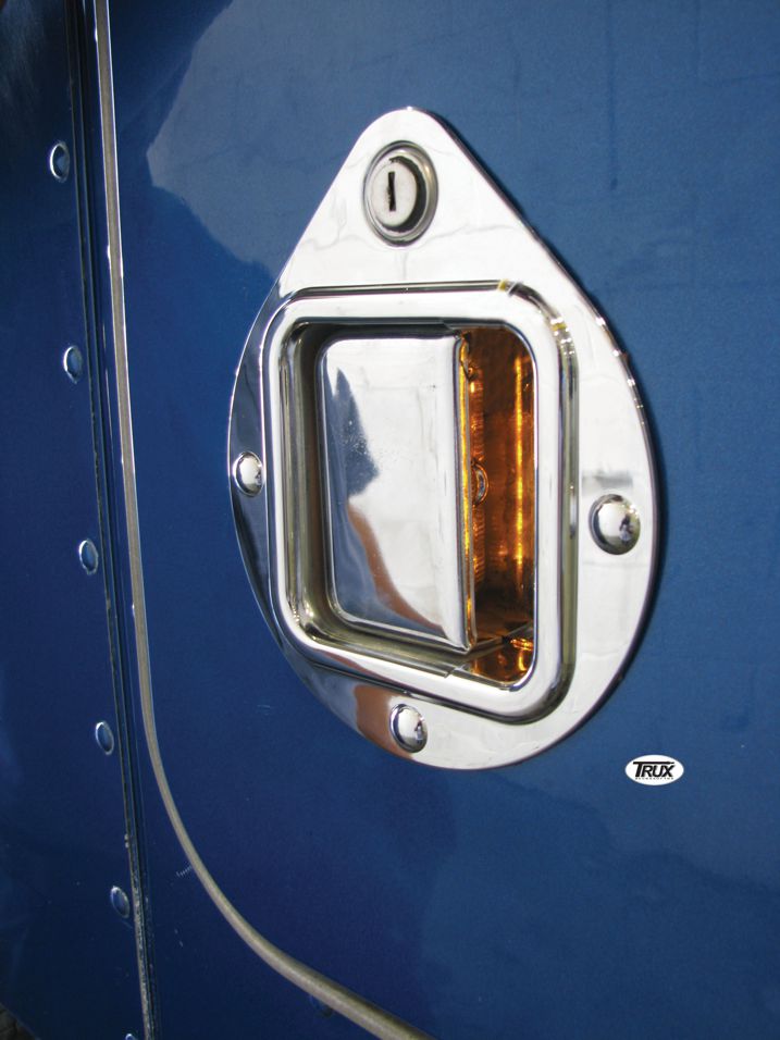 Peterbilt, Door Handle Cover with 6 Amber LED, (Driver)